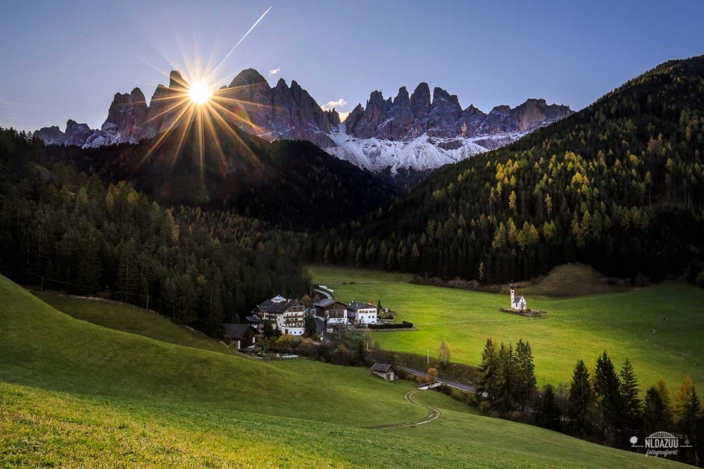 Dankzij de apps wisten we van te voren dat de zon achter de Geissler peaks bij het beroemde kerkje St. Johann in Ranui zou opkomen. Helaas verdwenen de wolkjes als sneeuw aan de horizon naarmate de zonsopkomst vorderde. 