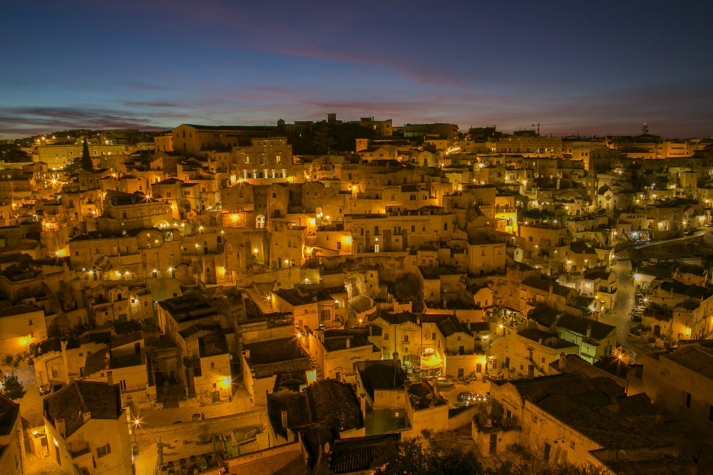 Bij deze foto van Matera in Italië zie je allemaal gelijksoortige (grot-)woningen zodat chaos vermeden wordt en gestreefd wordt naar een soort eenheid