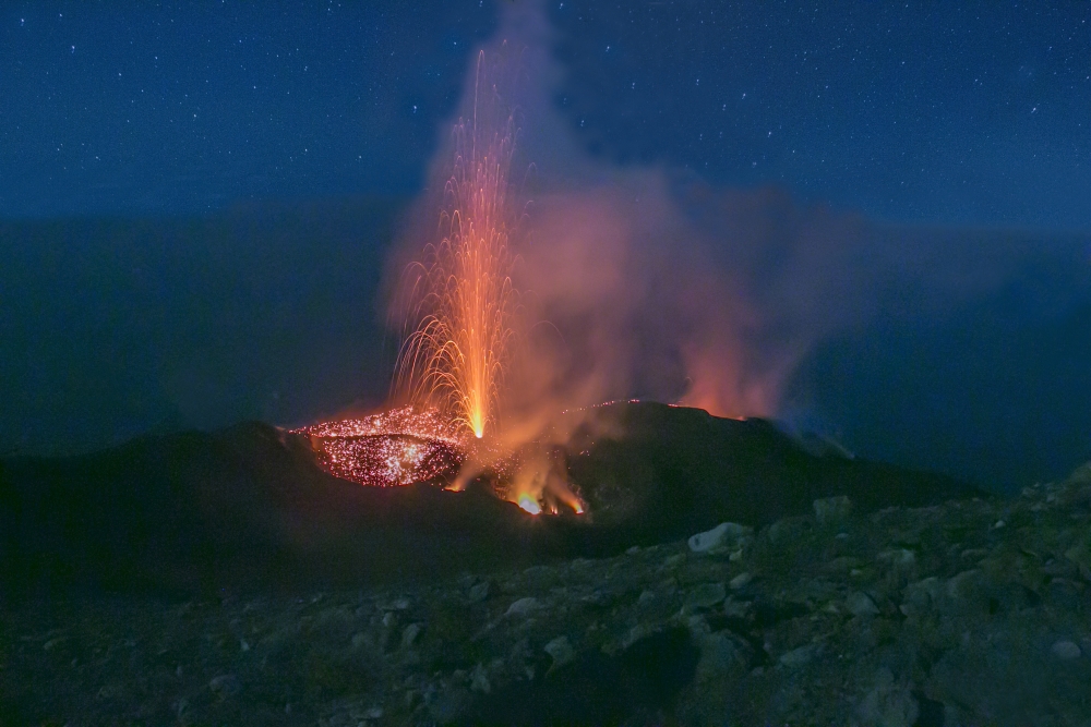 Bij deze foto van een Stromboli-uitbarsting trekken de complementaire kleuren (blauw en rood/oranje de aandacht)