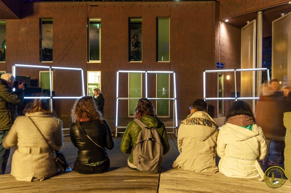 Personen kijken naar een Glow presentatie. Foto: Jasper Scheffers Fotografie Personen kijken naar een Glow presentatie. Foto: Jasper Scheffers Fotografie