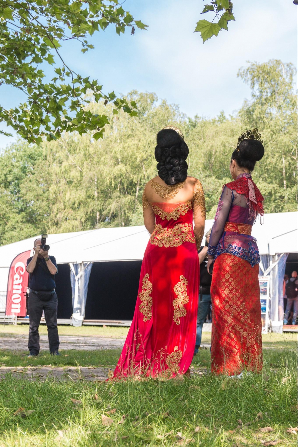 Deze prachtige modellen in kleurrijke outfits liepen rond om zich te laten fotograferen. 