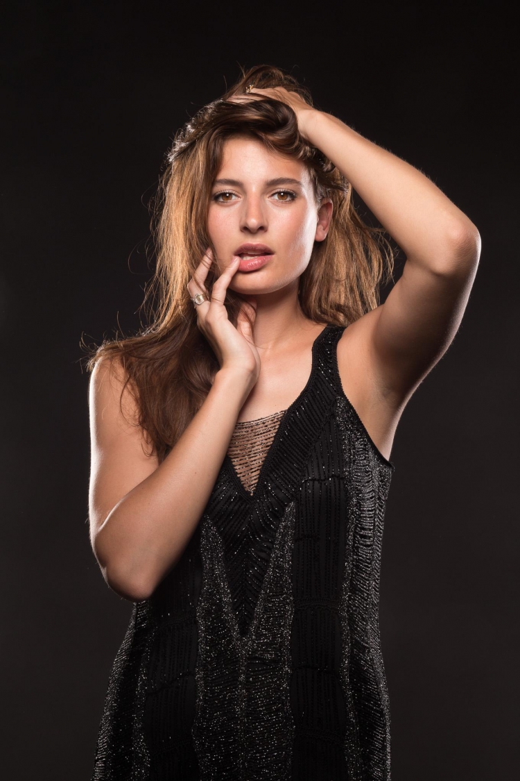 Het model stond in de Canon-stand ondanks de warme temperaturen geduldig de hele dag klaar voor iedereen die kort kennis wilde maken met studiofotografie. Het model stond in de Canon-stand ondanks de warme temperaturen geduldig de hele dag klaar voor iedereen die kort kennis wilde maken met studiofotografie.
