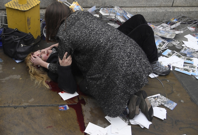 World Press Photo Amerikaanse toerist na aanslag op Westminster Bridge in Londen - © Toby Melville, Reuters