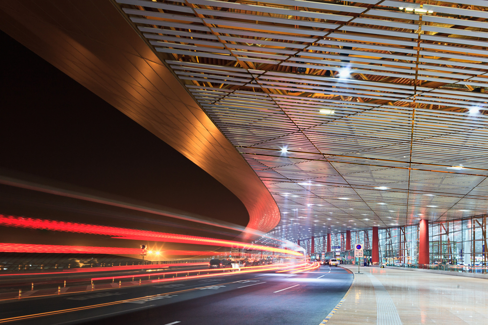 Beijing Capital International Airport met lichtsporen van verkeer. schemer.