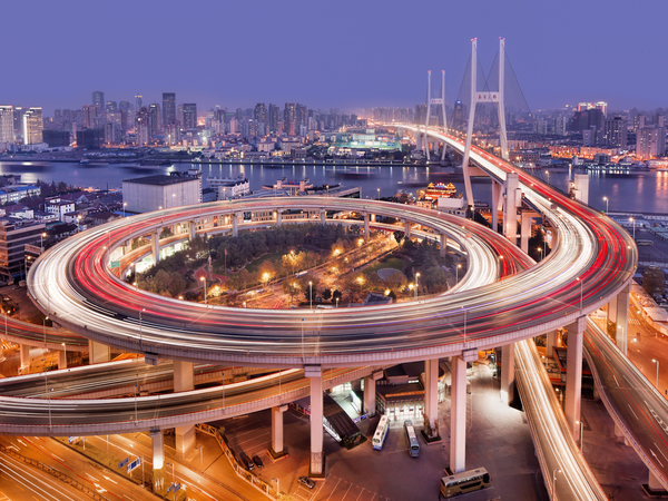 Cityscape van Shanghai met de Nanpu-brug over de rivier Huangpu. Cityscape van Shanghai met de Nanpu-brug over de rivier Huangpu.