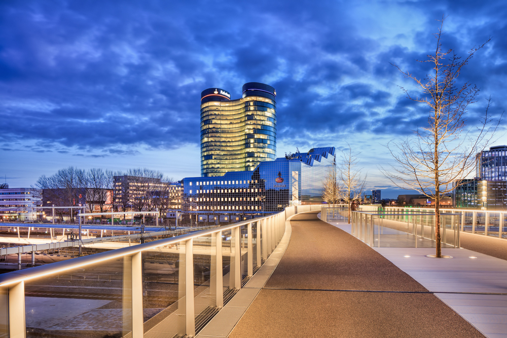 Het hoofdkantoor van de Rabobank bij schemer, gezien vanaf de Moreelsebrug in Utrecht.