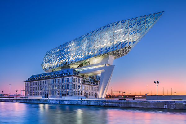 Bij dageraad gefotografeerd: het iconische Havenhuis Antwerpen ontworpen door Zaha Hadid. 