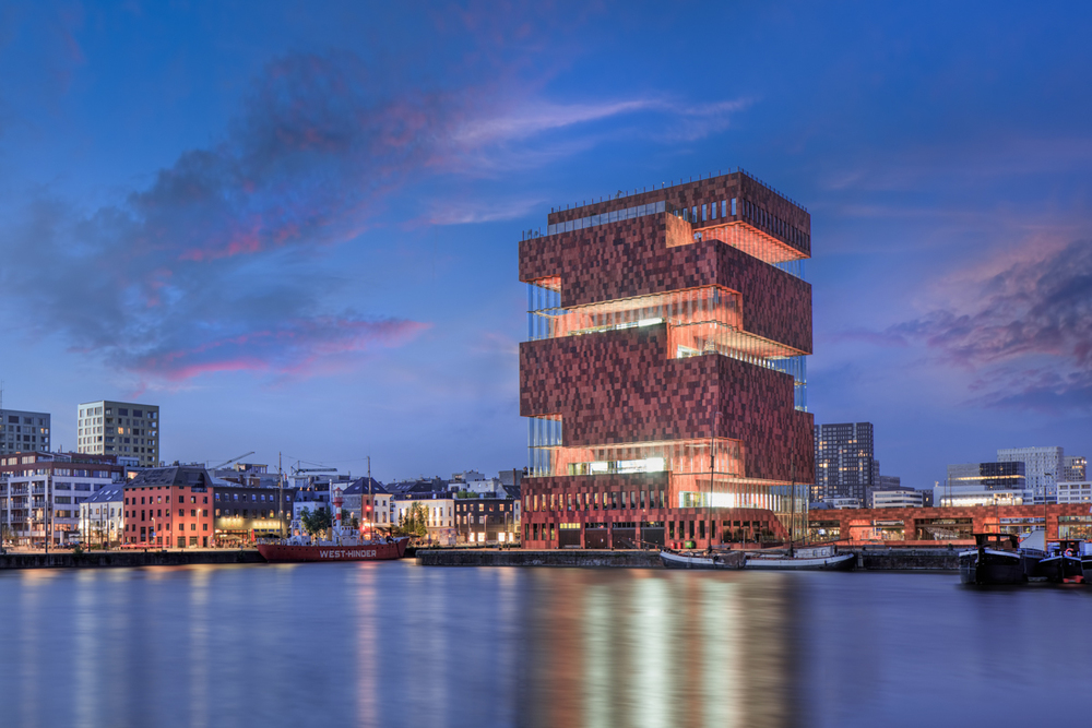 Antwerpse cityscape bij schemer met het MAS voor een dramatische lucht. Antwerpse cityscape bij schemer met het MAS voor een dramatische lucht.