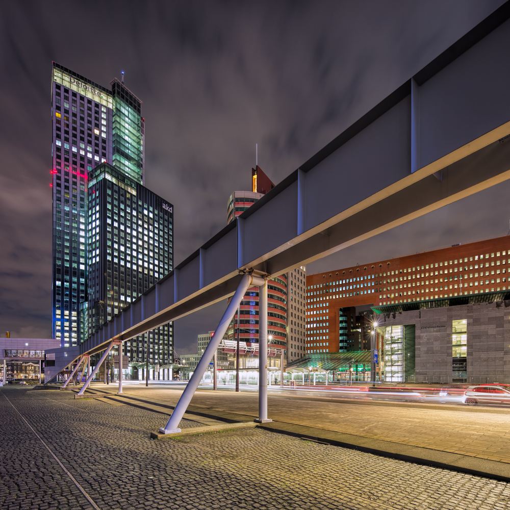 Lijnenspel op het Rotterdamse Wilhelminaplein met de Maastoren op de achtergrond. 