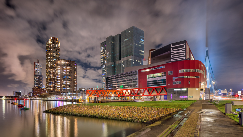 Moderne architectuur op de Kop van Zuid Rotterdam met een dramatische luchtpartij.  