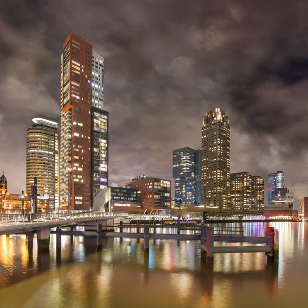 Cityscape op de Kop van Zuid Rotterdam met dramatische wolkenpartijen.  