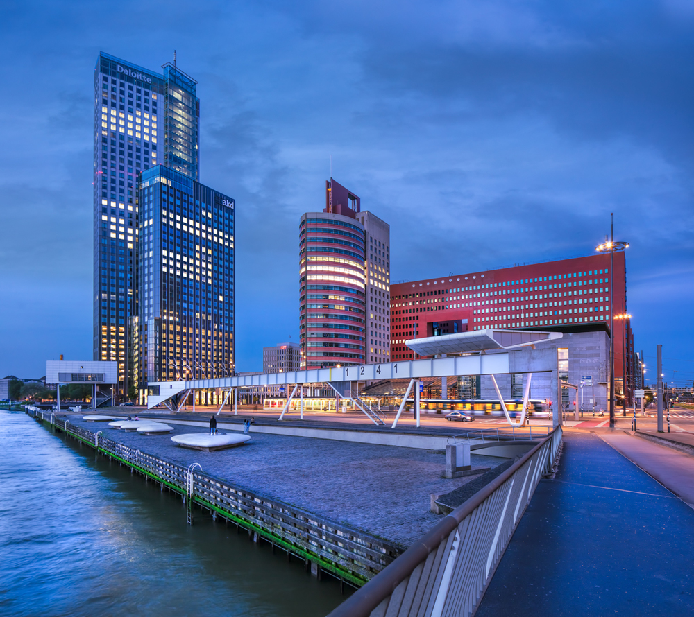 Het Wilhelminaplein met de Maastoren bij schemer  op de Kop van Zuid Rotterdam. 