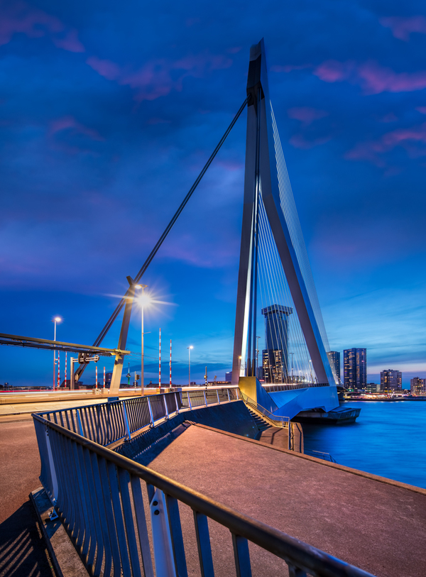 Verrassende invalshoek op de Rotterdamse Erasmusbrug bij schemer.  