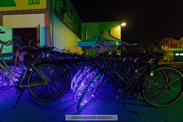 Blauw verlichte fietsen tijdens Glow