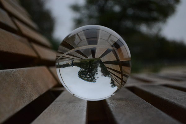 Lensball op een bankje