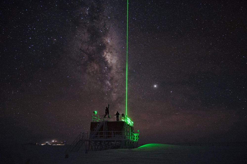 Overall winnaar National Geographic Fotowedstrijd 2021:   Antarctic Science Laser - Stijn Thoolen, Oisterwijk