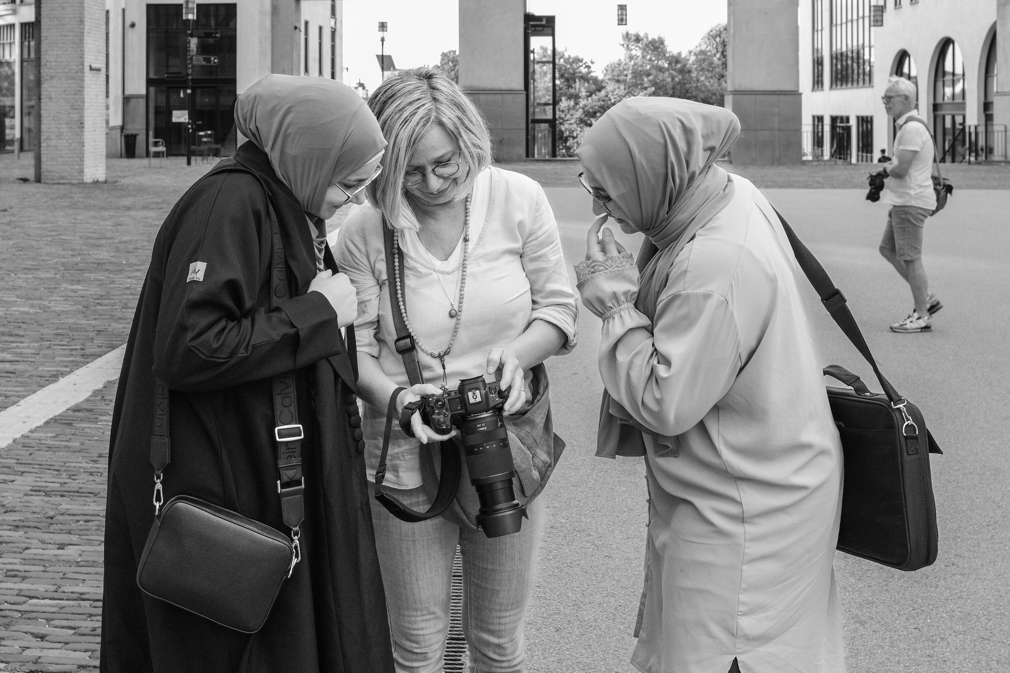 Soms vraag je misschien toestemming (bv. voor een straatportret) of praat je kort met iemand. Goed gedrag helpt om fijne foto’s te maken zonder problemen. Positieve ervaringen zoals een ‘ja’ voor een straatportret verhogen het plezier in fotograferen. Plus het is mooi om verhalen van mensen te horen.