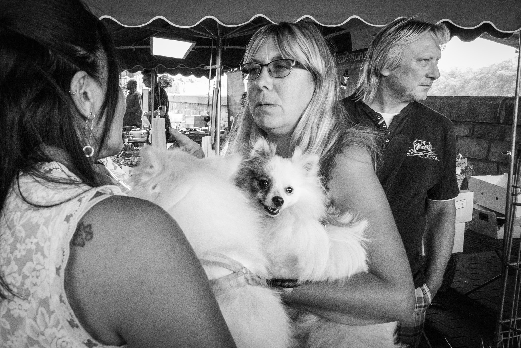 Veel mensen hebben niet in de gaten dat je ze fotografeert. Of hebben er geen moeite mee. Vaak zijn ze zo druk met zichzelf of anderen bezig dat ze helemaal geen aandacht voor jou hebben. Zeker mensen die met elkaar in gesprek zijn of aan het telefoneren.